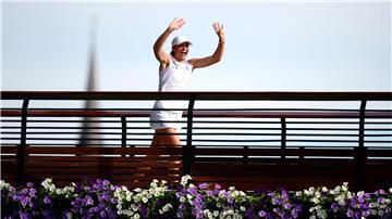 Iga Swiatek lässt sich von den Fans auf einer Brücke vom Centre Court in Wimbledon feiern.
