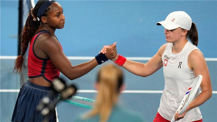 Iga Swiatek (r) gratuliert Coco Gauff (l) - das US-Team sichert sich den Titel im United Cup.