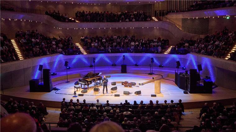 Igor Levit richtete sich von der Bühne der Elbphilharmonie ans Publikum.
