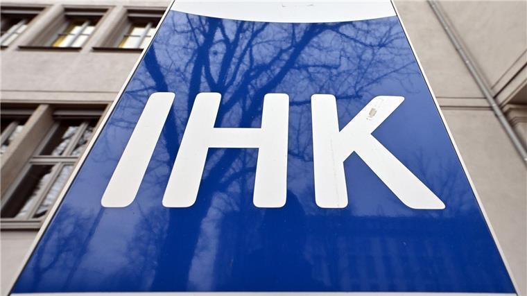 IHK-Präsident: VW soll über Batteriefabrik entscheiden „IHK“ steht auf dem Schild vor dem Haus der Industrie- und Handelskammer Erfurt.