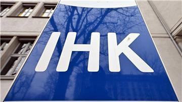 „IHK“ steht auf dem Schild vor dem Haus der Industrie- und Handelskammer Erfurt.