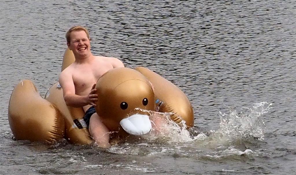 Ihm macht das "Entenrennen" sichtlich viel Spaß. Foto Stehn