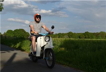 Ihno Zok aus Schiffdorf auf seiner Schwalbe. Der junge Familienvater liebt die Ausfahrten mit dem Oldtimer. Leider kommt er immer seltener dazu, auf die Maschine zu steigen.