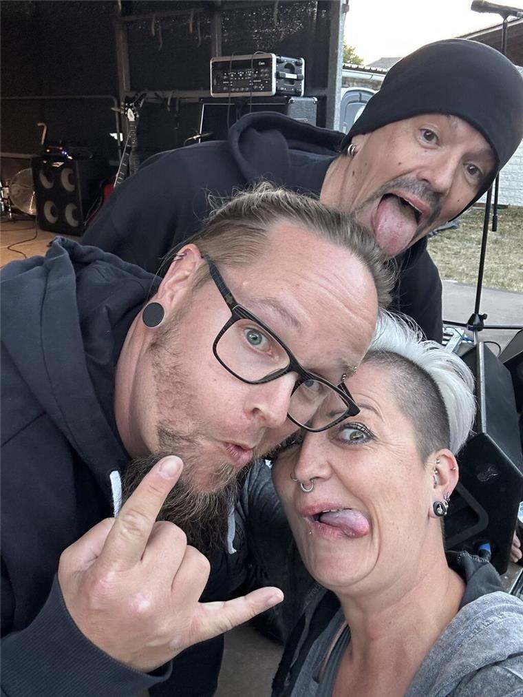 Das sind die Siegerfotos vom Rock House Festival! Menschen ziehen Grimassen und zeigen Horns Up
