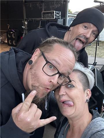Menschen ziehen Grimassen und zeigen Horns Up
