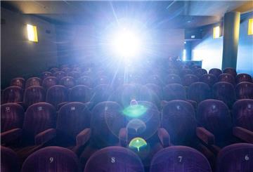 ARCHIV - Der Filmprojektor leuchtet in einen Kinosaal. Foto: Julian Stratenschulte/dpa/Symbolbild