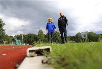 Ihr Traum vom Kunstrasen könnte jetzt wahr werden: Xenia Köstergarten vom JFV Staleke und Julian Berndt vom FC Hagen/Uthlede. 