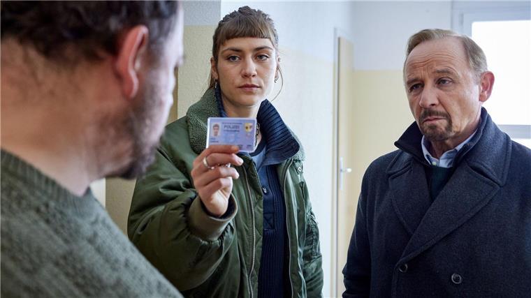 Doping und Mord - „Stralsund“ im ZDF Ihre Ermittlungen führen die Kommissare Karl Hidde (Alexander Held, r) und Jule Zabek (Sophie Pfennigstorf) in die Welt des Spitzensports.