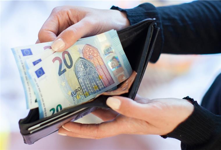 Loxstedter Haushalt nah am Ausgleich Geldscheine im Portemonnaie