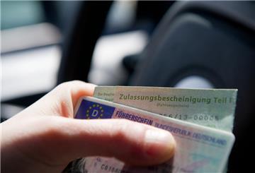 ILLUSTRATION - Ihre Papiere bitte! Bei einer normalen Verkehrskontrolle will die Polizei diese nur sehen. Anders der Fall dann, wenn nach zu vielen Verkehrsdelikten die Fahrerlaubnis mit sofortiger Wirkung eingezogen wird. (zu dpa: «Schützt berufliche Not vor sofortigem Führerschein-Entzug?») Foto: Inga Kjer/dpa-tmn - Honorarfrei nur für Bezieher des dpa-Themendienstes +++ dpa-Themendienst +++
