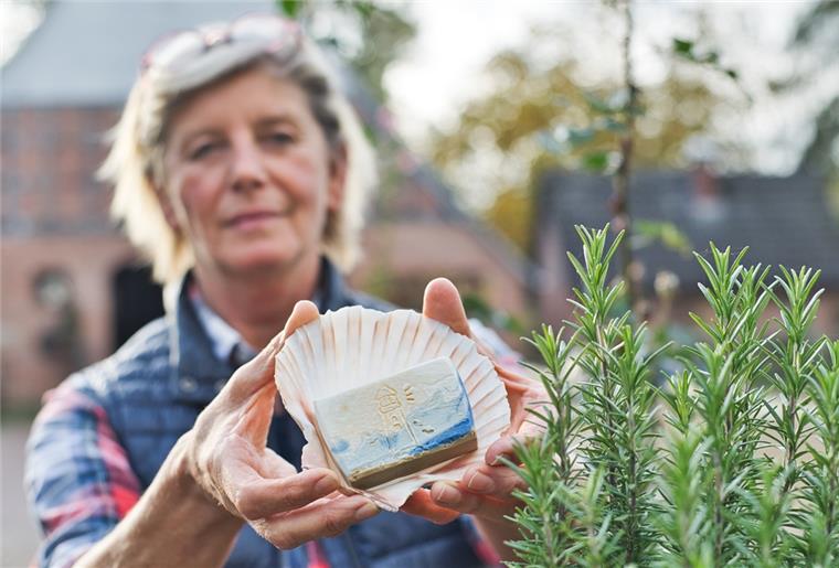 Ihre Seifen verkauft Helga Bowitz auf regionalen Märkten oder über das Internet. Wichtig ist ihr dabei, ihre Produkte ohne Verpackungsmüll anbieten zu können.