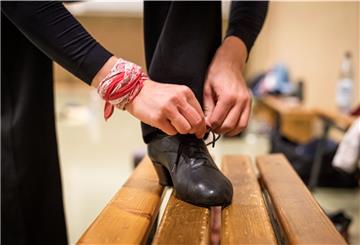 Ihre Tanzschuhe müssen sich die besten Formationen, darunter das A-Team der TSG Bremerhaven, jetzt erst einen Monat später schnüren. Foto: Hartmann