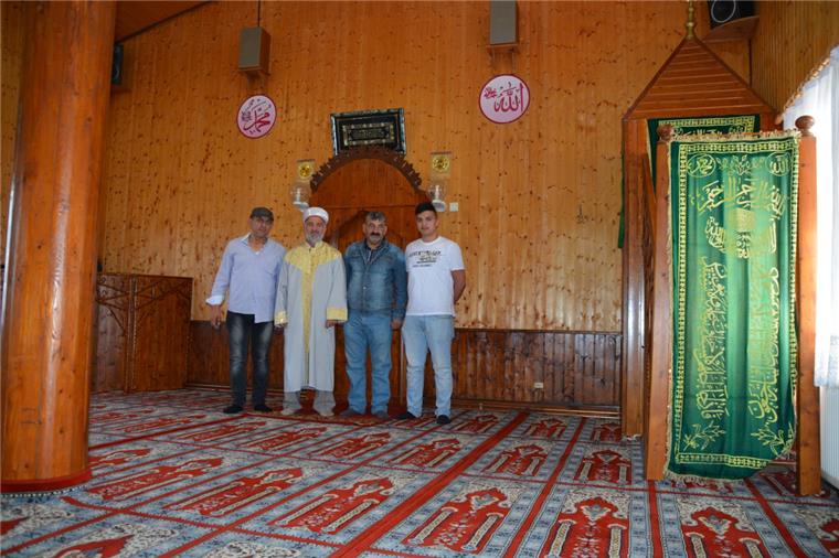 Ihre Türen stehen für interessierte Mitbürger immer offen: Ilyas Obuz (von links, 2. Vorsitzender türkisch-islamischer Verein), Imam Üzeyir Dal, Erol Öksüz (Vereinsvorsitzender) und Obuz‘ Sohn Ali Obuz.