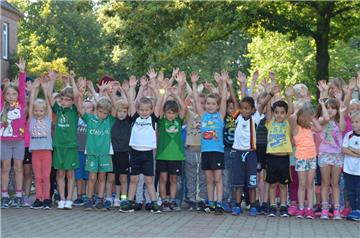 Ihre Vorfreude vor dem Start zeigten die Grundschüler, indem sie ihre Arme in di...