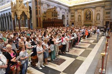 Ihren ersten Auftritt hatten die 550 Sänger in der Basilika St. Paul vor den Mauern.
