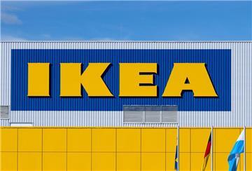 Das Logo von IKEA ist an der Fassade des Möbelhauses zu sehen. Ikea geht neue Wege: Das Möbelhaus nimmt ein noch nie dagewesenes Produkt ins Sortiment auf.