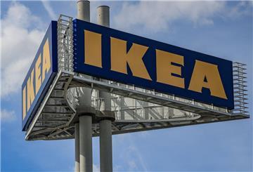 Ein Firmenlogo steht vor der Ikea-Filiale Köln Godorf. Viele alte Ikea-Möbel bringen auf dem Gebrauchtwarenmarkt eine Menge Geld. 
