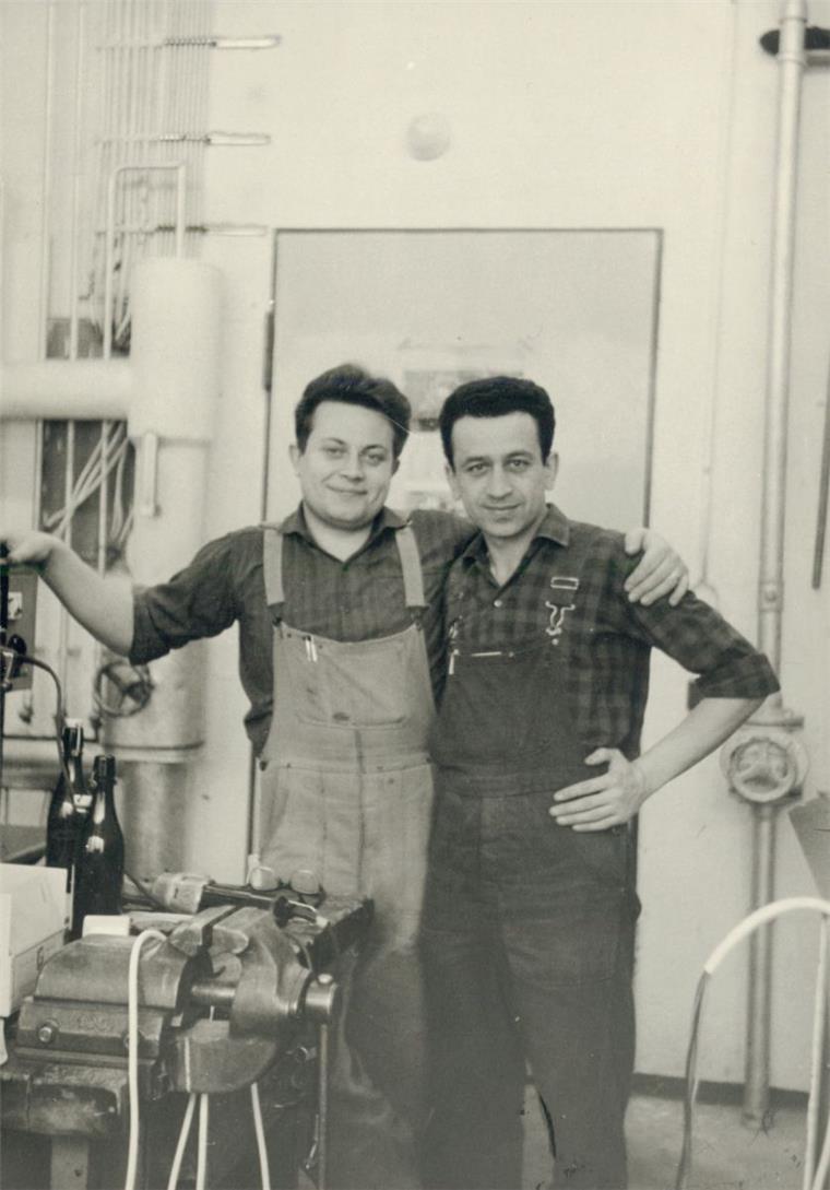 Ilhami Aksen (rechts) mit einem deutschen Arbeitskollegen bei der Firma Bosch in Giengen an der Brenz, 1965. Foto Aksen