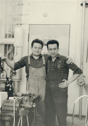 Ilhami Aksen (rechts) mit einem deutschen Arbeitskollegen bei der Firma Bosch in Giengen an der Brenz, 1965. Foto Aksen