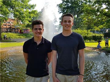 Ilja Tscharikow (links) und Lennard Wenzel (rechts) sowie Jan-Niklas Müller und Mirko Benert aus Zeven (beide nicht auf dem Foto) hoffen auf viele Klicks für ihr Video bei der Online-Abstimmung auf der Internetseite von "Startup Teens".