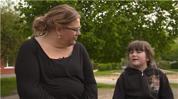 Ilka Bessin mit der achtjährigen Jumine: Das Mädchen geht häufig zum Essen in das Kinderprojekt „Sonnenblume“. Über die RTL-Reportage diskutierte am Donnerstag ganz Bremerhaven.