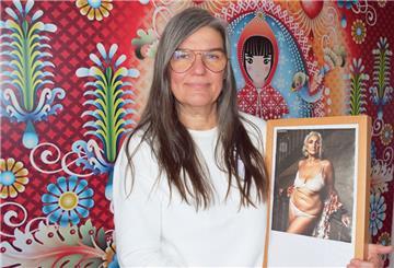 Ilka D’Alessandro mit einem Bild der Pro-Age-Vertreterin Caroline Ida Ours, die für ein neues Körperbewusstsein gerade der älteren Frauen wirbt.