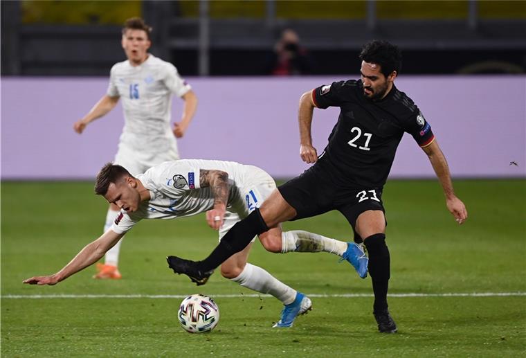 Fußball: WM-Qualifikation Europa, Deutschland - Island, Gruppenphase, Gruppe J, 1. Spieltag in der Schauinsland-Reisen-Arena. Deutschlands Ilkay Gündogan (r) und Islands Arnor Ingvi Traustason kämpfen um den Ball. 