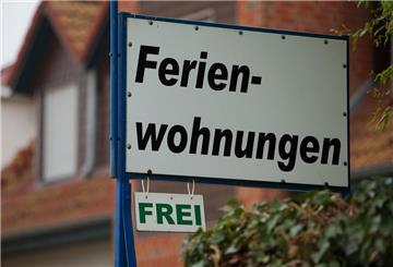 ARCHIV - Ein Schild im Vorgarten macht Besucher am 19.11.2013 in Timmendorf (Mecklenburg-Vorpommern) auf der Ostseeinsel Poel auf eine freie Ferienwohnung aufmerksam. Aus Mietwohnungen sind an der Ostseeküste vielerorts lukrativere Ferienwohnungen geworden. Foto: Jens Büttner/dpa (zu dpa «Mietwohnungen zu Ferienwohnungen - Kommunen brauchen Handhabe» vom 19.07.2015) +++(c) dpa - Bildfunk+++ | Verwendung weltweit