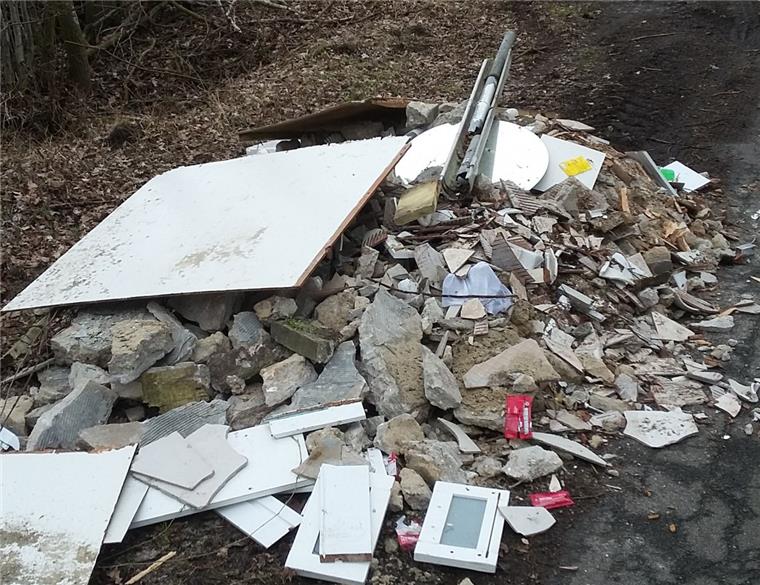 Albstedt: Unbekannte kippen viel Bauschutt und Müll in die Landschaft Illegale Müllentsorgung in Albstedt.