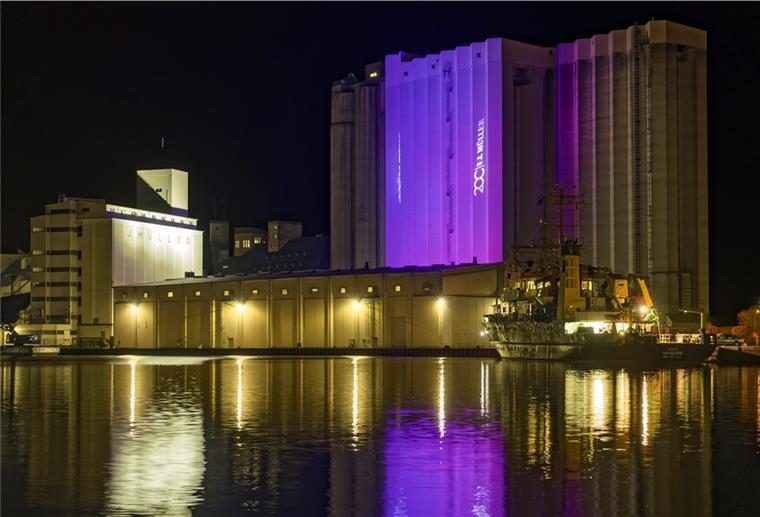 Zum Firmenjubiläum strahlt der Silo in Brake Illumination in der Dunkelheit: Anlässlich des Firmenjubiläums beleuchtet J. Müller den Silo im Braker Hafen.