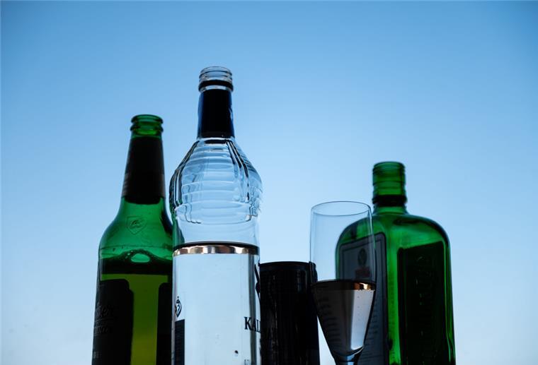 Konsum gestiegen: Jugendliche kommen im Cuxland leicht an Alkohol Illustration: Verschiedene alkoholische Getränke stehen auf der Fensterbank im Zimmer einer Jugendlichen.