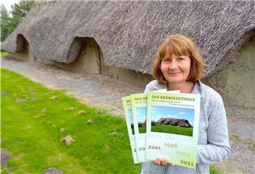 Ilona Gradic, Vorsitzende des Fördervereins Bronzezeithaus Hahnenknoop, präsentiert ihr Buch über die Ausgrabungen und die Aktivitäten des Vereins.