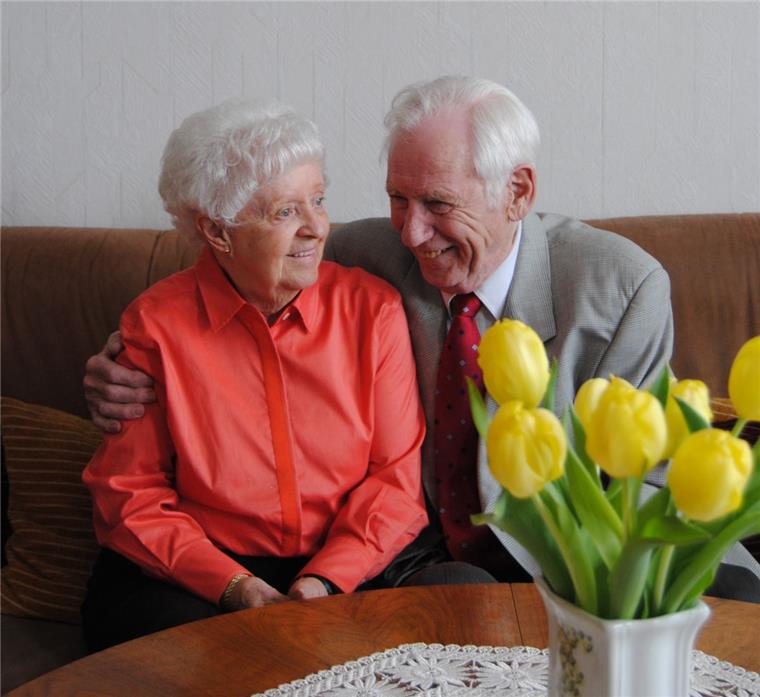 Ehepaar Hoffmann aus Bremerhaven: Seit 60 Jahren Seite an Seite Ilse und Heinz Hoffmann aus Bremerhaven-Geestemünde sind seit 60 Jahren verheiratet.