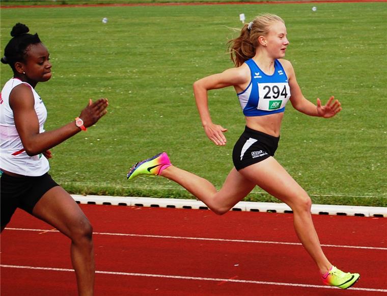 Sprint-Talent aus Nordenham: Jule Wachtendorf läuft allen davon Im 75-Meter-Endlauf siegte die Nordenhamerin Jule Wachtendorf (rechts) in 10,04 Sekunden. Im Vorlauf hatte sie 9,99 Sekunden erreicht.