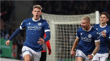Im Achtelfinale warf Arminia Bielefeld das Bundesliga-Team vom SC Freiburg aus dem Turnier um den DFB-Pokal.