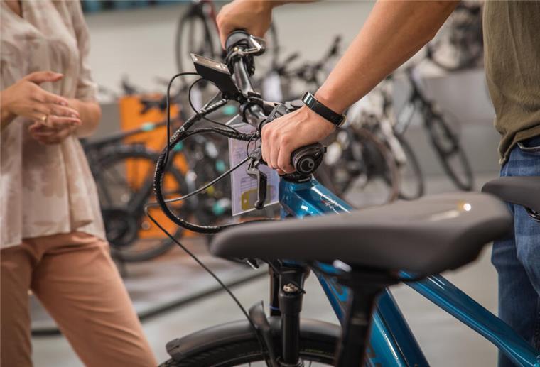 Bis zu 547 Euro Rabatt – mit diesem einfachen Trick beim Fahrradkauf Beratung in einem Fahrradladen Im ADAC-Test gaben 88 % der Händler Rabatt – teils schon auf dem Preisschild, oft aber auch beim Nachverhandeln. Wer fragt, spart. Manchmal sogar Zubehör und Service inklusive.