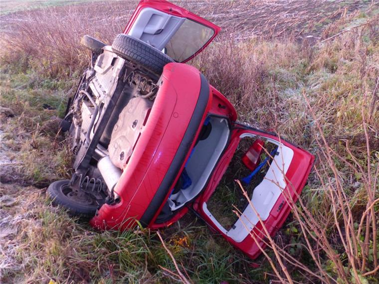 Glatteisunfälle in Cuxhaven: Zwei Fahrerinnen verletzt Im Altenwalder Heideweg in Cuxhaven hat sich eine 51-jährige Autofahrerin überschlagen.