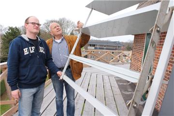 Im April sahen sie die Dinge noch aus einem Blickwinkel: Mühlenwart Dennis Berger und Vorsitzender Gerd Otten begutachten einen neuen Mühlenflügel. Jetzt hat der Mühlenwart gekündigt. Anlass waren unüberbrückbare Meinungsverschiedenheiten über den Umfang des Mahlens.  Foto  Wengoborski