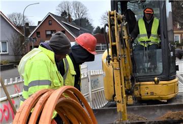 Im Auftrag der Deutschen Glasfaser sind zahlreiche Arbeitskräfte unterwegs im Cuxland. Sie reißen Gräben auf, um Kabel zu verlegen. Dabei kommt es mitunter zu Beschädigungen. Foto Schoener