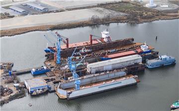 Im Auftrag der Elsflether Werft wird die "Gorch Fock" im Baudock der Bredo-Werft repariert.