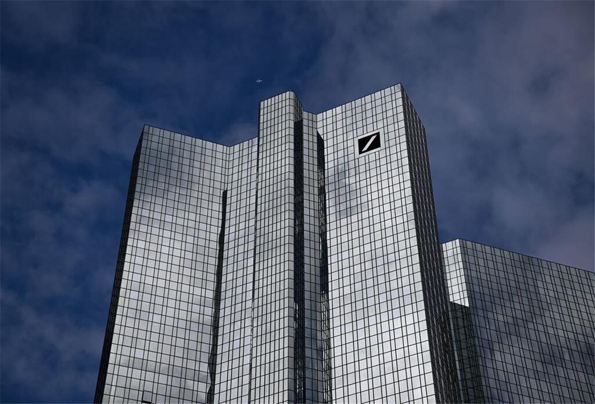 Bank zieht Schlussstrich! Millionen Kunden droht Verlust von Konto-Zugriff Wolken spiegeln sich auf der gläsernen Fassade der Zentrale der Deutschen Bank. Im August ändert die Deutsche Bank ihr TAN-Verfahren. Wer nicht aufpasst, verliert den Zugriff auf sein Konto.