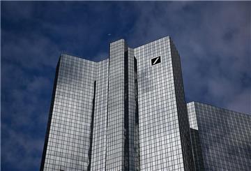 Wolken spiegeln sich auf der gläsernen Fassade der Zentrale der Deutschen Bank. Im August ändert die Deutsche Bank ihr TAN-Verfahren. Wer nicht aufpasst, verliert den Zugriff auf sein Konto.