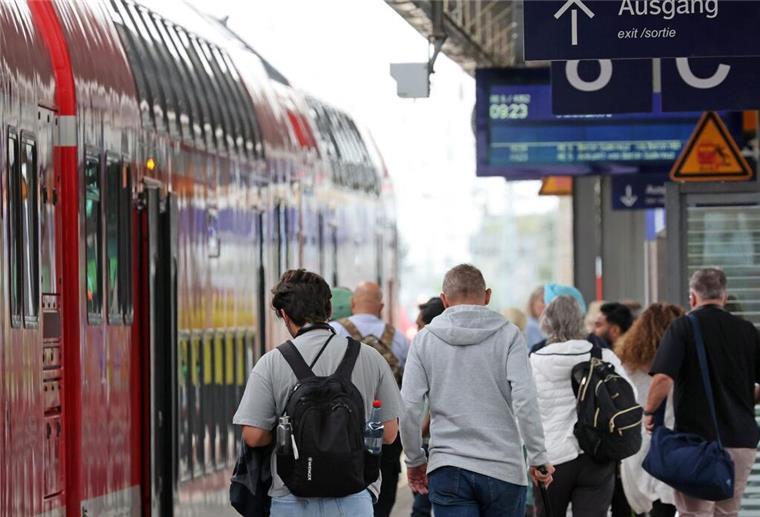 Neue Regeln, weniger Geld: Diese 6 Änderungen im August sollte jeder kennen Reisende sind auf dem Hauptbahnhof mit dem Zug angekommen.