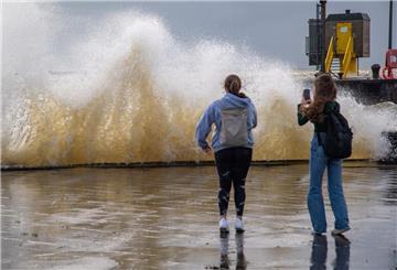 Im Auguste drückte ein strammer Nordwest-Wind das Weserwasser gegen die Seebäderkaje am Willy-Brandt-Platz in Bremerhaven. Am Wochenende wird es in Norddeutschland wieder stürmisch.