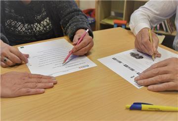 Teilnehmer des Kurses lernen Lesen und Schreiben