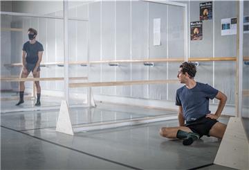 Im Ballettsaal müssen Tänzerinnen und Tänzer hinter Trennwänden trainieren, um den Hygieneabstand einzuhalten. Große Sprünge sind da kaum möglich, und mehr als sechs Personen gleichzeitig dürfen sich auch nicht im Raum aufhalten.