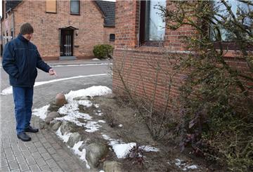 Im Beet vor seinem Haus an der Zevener Gartenstraße findet der Senior häufig Hinterlassenschaften von Hunden. 