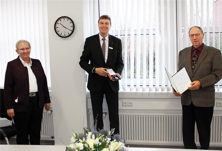 Im Beisein von Ellen Frank überreicht Landrat Kai-Uwe Bielefeld die Verdienstmedaille an Wilhelm Morick (rechts).
