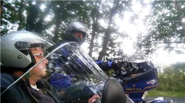 Im Beiwagen durchs Cuxland: Pierre Schneider nimmt auf seiner Honda „Gold Wing“ Redakteur Andreas Schoener mit auf die Motorrad-Wallfahrt.