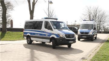 Polizeiwagen stehen im Bereich des Union-Piers in Nordenham. Im Hafen von Rhenus Midgard soll Atommüll umgeschlagen werden.